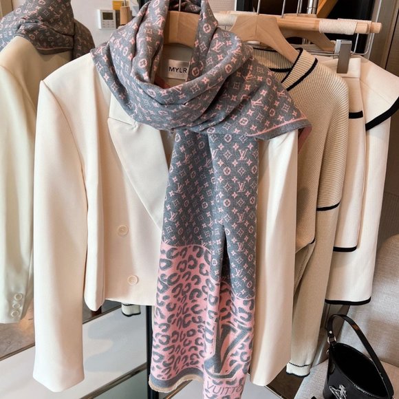 ๐โจAUTHENTICโจ๐Louis Vuitton scarf - Picture 3 of 3
